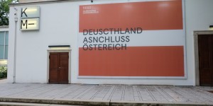 Beitragsbild des Blogbeitrags Jan Böhmermann Ausstellung in Graz, Deutschland-Anschluss-Österreich, On The Grid Ep: 203 