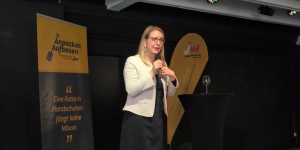 Beitragsbild des Blogbeitrags Startups – Wirtschaftsministerin Schramböck will Gründerszene stärken – On The Grid Ep: 251
