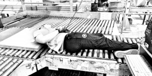Beitragsbild des Blogbeitrags „Ship yourself“ – Paketdienste setzen auf Selbstversender