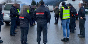Beitragsbild des Blogbeitrags Paketdienst – Kontrolle bringt unmenschliche Bedingungen ans Licht – 453