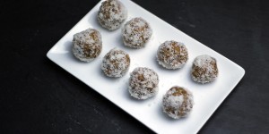 Beitragsbild des Blogbeitrags Karottenkuchen Bliss Balls (roh vegan)