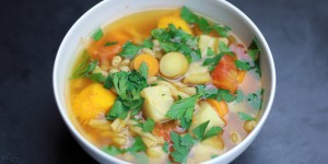 Beitragsbild des Blogbeitrags Herbstliche Minestrone (HCLF & vegan)