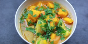 Beitragsbild des Blogbeitrags Kürbisgulasch (HCLF & vegan)