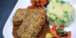 Beitragsbild des Blogbeitrags Herzhafter Linsenbraten (HCLF & vegan)
