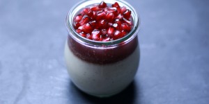 Beitragsbild des Blogbeitrags Kokos Panna Cotta mit Granatapfel Gelee (vegan)