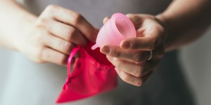 Beitragsbild des Blogbeitrags Menstruationstasse unterwegs: Tipps & Reinigung 