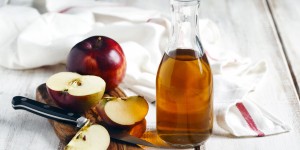Beitragsbild des Blogbeitrags Natürliche Körperpflege mit Apfelessig 