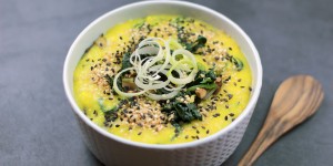 Beitragsbild des Blogbeitrags Frühstücks-Reissuppe: Congee mit Kurkuma (vegan) 