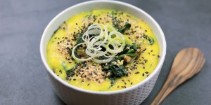Beitragsbild des Blogbeitrags Frühstücks-Reissuppe: Congee mit Kurkuma (vegan)