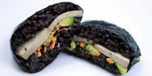 Beitragsbild des Blogbeitrags Onigirazu Sushi: Japanisches Reis Sandwich (HCLF & vegan)