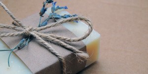 Beitragsbild des Blogbeitrags Lotion Bars: Feste Handcreme selber machen