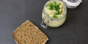 Beitragsbild des Blogbeitrags Veganer Eiersalat (HCLF & gesund) 