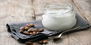 Beitragsbild des Blogbeitrags Mandel Joghurt einfach selber machen