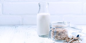 Beitragsbild des Blogbeitrags Hafermilch aus 2 Zutaten selber machen (ohne Kochen)