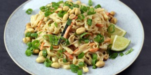 Beitragsbild des Blogbeitrags Thai Style Reisnudel Salat (vegan & glutenfrei)
