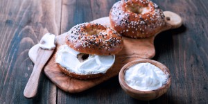 Beitragsbild des Blogbeitrags Cream Cheese aus Nüssen selber machen (vegan)