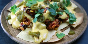 Beitragsbild des Blogbeitrags Chili Cheese Nachos (HCLF & vegan) 