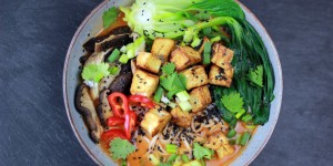Beitragsbild des Blogbeitrags Curry Ramen Suppe mit Tofu (HCLF & vegan) 
