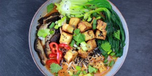 Beitragsbild des Blogbeitrags Curry Ramen Suppe mit Tofu (HCLF & vegan)