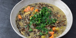 Beitragsbild des Blogbeitrags Wildreis Pilz Suppe (HCLF & vegan)