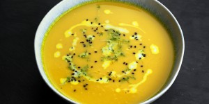 Beitragsbild des Blogbeitrags Kurkuma Ingwer Karotten Suppe (vegan)
