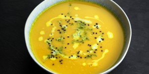 Beitragsbild des Blogbeitrags Kurkuma Ingwer Karotten Suppe (vegan) 