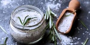 Beitragsbild des Blogbeitrags Badesalz selber machen: 5 Ideen