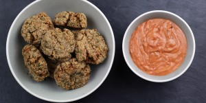 Beitragsbild des Blogbeitrags Arancini Reisbällchen mit Tomatendip (HCLF & vegan)