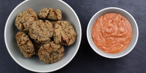 Beitragsbild des Blogbeitrags Arancini Reisbällchen mit Tomatendip (HCLF & vegan) 