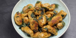 Beitragsbild des Blogbeitrags Süßkartoffel Gnocchi mit Salbei (vegan)