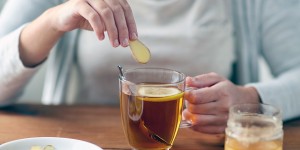 Beitragsbild des Blogbeitrags Ingwertee gegen Übelkeit – zu Hause und auf Reisen 