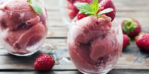 Beitragsbild des Blogbeitrags Joghurt Frucht Eis selber machen (zuckerfrei & vegan)