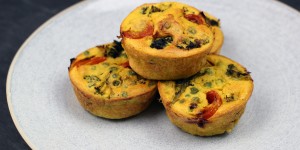 Beitragsbild des Blogbeitrags Pikante Frühstücksmuffins aus Kichererbsenmehl (vegan)