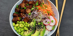 Beitragsbild des Blogbeitrags Poke Bowl mit Tofu (vegan)