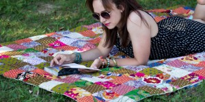 Beitragsbild des Blogbeitrags DIY Patchworkdecke aus Stoffresten nähen