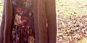 Beitragsbild des Blogbeitrags Lange Strickjacke mit Zopfmuster stricken