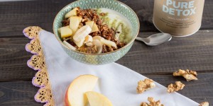 Beitragsbild des Blogbeitrags Selbstgemachtes Granola Müsli mit Superfood-Pulver von Natural Mojo [Anzeige] 