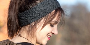 Beitragsbild des Blogbeitrags Stirnband mit Zopfmuster stricken