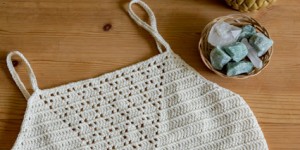 Beitragsbild des Blogbeitrags Anleitung für ein Gehäkeltes Crop Top mit Diamantmuster