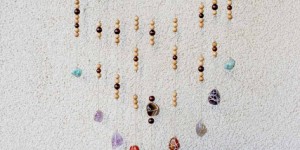 Beitragsbild des Blogbeitrags DIY Wanddeko mit Steinen und Holzperlen 