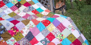 Beitragsbild des Blogbeitrags Patchworkdecke aus Stoffresten 