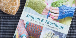 Beitragsbild des Blogbeitrags Gelesen im Dezember: Stulpen & Fäustlinge von Kamilla Svanlund und Clara Falk