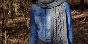 Beitragsbild des Blogbeitrags Anleitung: Schal mit Zopfmuster selber stricken 