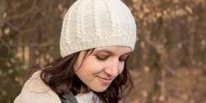 Beitragsbild des Blogbeitrags Strickmütze mit Zopfmuster und Riesenbommel