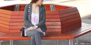 Beitragsbild des Blogbeitrags grey pants and blazer with white top