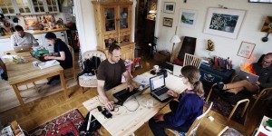 Beitragsbild des Blogbeitrags Kostenloser Arbeitsplatz in der Wohnung nebenan. Hoffice – das AirBnB für Coworking Spaces.