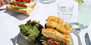 Beitragsbild des Blogbeitrags Wie kann man auswärts essen und Abfall vermeiden? | Guest Post