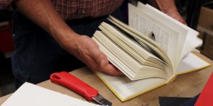 Beitragsbild des Blogbeitrags Vom Buch zur Lampe – ein Blick hinter die Kulissen von gabarage – upcycling design | Kooperation / Werbung