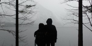 Beitragsbild des Blogbeitrags Altausseer See Rundweg – erste Schneeflocken & romantischer Nebel