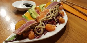 Beitragsbild des Blogbeitrags Frischer Fisch – mit Avocado, Kaki, Rotkrautsalat & Trüffelnudeln